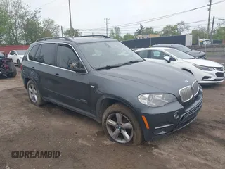 2013 BMW X5 xDrive35i z VIN 5UXZV4C56D0E10042, wystawiony jako IAAI lot #42256479 z przebiegiem 110 294 mil mil oraz . Historia ofert i sprzedaży dostępna na DreamBid. Obrazek 1.