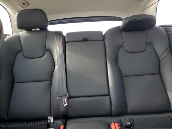 2023 Volvo XC60 Plus Bright Theme z VIN YV4L12RE2P1338733, wystawiony jako Copart lot #49918145 z przebiegiem 11 829 mil mil oraz Nie do naprawy • Non repairable. Historia ofert i sprzedaży dostępna na DreamBid. Obrazek 10.