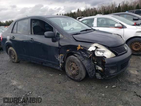2009 Nissan Versa 1.6 z VIN 3N1CC11E09L468737, wystawiony jako Copart lot #51859825 z przebiegiem Nie podano mil oraz Nie do naprawy. Historia ofert i sprzedaży dostępna na DreamBid. Obrazek 4.