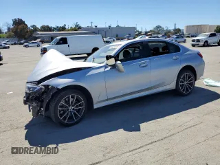 2020 BMW 3 Series 330i z VIN WBA5R1C03LFH45808, wystawiony jako Copart lot #50424525 z przebiegiem Nie podano mil oraz Szkoda całkowita • Salvage title. Historia ofert i sprzedaży dostępna na DreamBid. Obrazek 1.