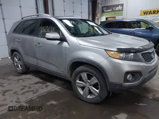 2013 Kia Sorento EX z VIN 5XYKUDA26DG364220, wystawiony jako IAAI lot #41865638 z przebiegiem 135 036 mil mil oraz . Historia ofert i sprzedaży dostępna na DreamBid. Obrazek 1.