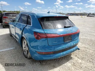 2019 Audi e-tron Premium Plus z VIN WA1LAAGE0KB013270, wystawiony jako Copart lot #63142252 z przebiegiem Nie podano mil oraz . Historia ofert i sprzedaży dostępna na DreamBid. Obrazek 3.