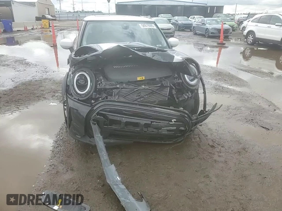 2023 MINI Hardtop Cooper SE z VIN WMW13DJ01P2U19472, wystawiony jako Copart lot #59630715 z przebiegiem 7 304 mil mil oraz Szkoda całkowita • Salvage title. Historia ofert i sprzedaży dostępna na DreamBid. Obrazek 14.