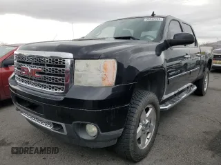 2011 GMC Sierra 2500HD Denali z VIN 1GT125C81BF106180, wystawiony jako Copart lot #55342435 z przebiegiem 174 738 mil mil oraz Szkoda całkowita • Salvage title. Historia ofert i sprzedaży dostępna na DreamBid. Obrazek 1.