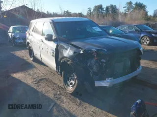 2022 Ford Police Interceptor Utility z VIN 1FM5K8AW6NNA11771, wystawiony jako IAAI lot #41888447 z przebiegiem 59 437 mil mil oraz . Historia ofert i sprzedaży dostępna na DreamBid. Obrazek 1.