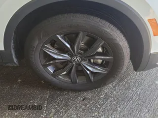 2024 Volkswagen Tiguan SE z VIN 3VV3B7AX3RM105123, wystawiony jako IAAI lot #42796460 z przebiegiem 36 543 mil mil oraz . Historia ofert i sprzedaży dostępna na DreamBid. Obrazek 5.