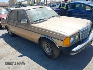 1981 Mercedes-Benz 300 D z VIN WDBAB30A9BB219442, wystawiony jako IAAI lot #42476756 z przebiegiem 274 561 mil mil oraz . Historia ofert i sprzedaży dostępna na DreamBid. Obrazek 1.