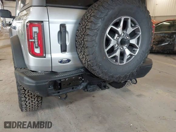 2024 Ford Bronco Badlands z VIN 1FMEE9BP6RLA08116, wystawiony jako IAAI lot #41837206 z przebiegiem 7807 mil mil oraz . Historia ofert i sprzedaży dostępna na DreamBid. Obrazek 18.