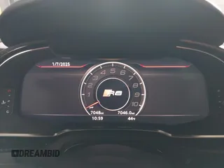 2021 Audi R8 z VIN WUAKBAFX3M7900923, wystawiony jako IAAI lot #41248773 z przebiegiem 7 048 mil mil oraz . Historia ofert i sprzedaży dostępna na DreamBid. Obrazek 7.