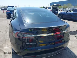 2013 Tesla Model S Performance z VIN 5YJSA1CP6DFP08779, wystawiony jako IAAI lot #42172960 z przebiegiem 136 450 mil mil oraz . Historia ofert i sprzedaży dostępna na DreamBid. Obrazek 16.