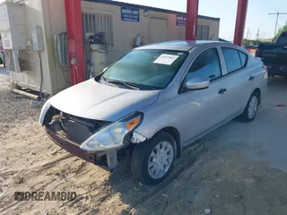 2016 Nissan Versa S z VIN 3N1CN7AP7GL834883, wystawiony jako IAAI lot #41997804 z przebiegiem 110 754 mil mil oraz . Historia ofert i sprzedaży dostępna na DreamBid. Obrazek 2.