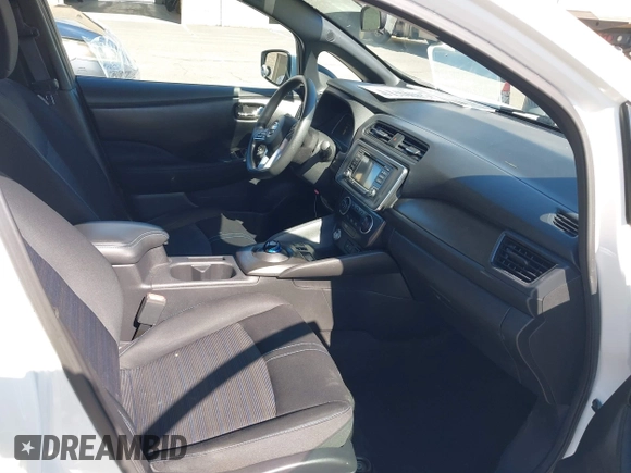 2019 Nissan LEAF SV z VIN 1N4AZ1CP0KC305899, wystawiony jako IAAI lot #41746355 z przebiegiem 31 703 mil mil oraz . Historia ofert i sprzedaży dostępna na DreamBid. Obrazek 5.