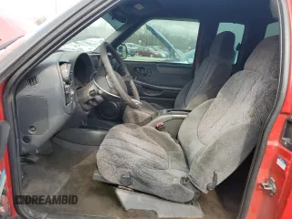 2000 GMC Sonoma SLS z VIN 1GTCS19W1Y8146005, wystawiony jako Copart lot #44068505 z przebiegiem 283 782 mil mil oraz Szkody całkowita. Historia ofert i sprzedaży dostępna na DreamBid. Obrazek 7.