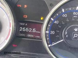 2013 Hyundai Sonata GLS z VIN 5NPEB4ACXDH505875, wystawiony jako IAAI lot #42409704 z przebiegiem 138 361 mil mil oraz . Historia ofert i sprzedaży dostępna na DreamBid. Obrazek 7.
