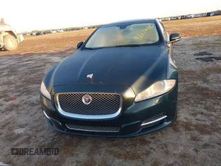 2015 Jaguar XJ Portfolio z VIN SAJWA2GZ3F8V85384, wystawiony jako IAAI lot #40605684 z przebiegiem Nie podano mil oraz . Historia ofert i sprzedaży dostępna na DreamBid. Obrazek 12.