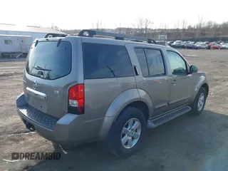 2008 Nissan Pathfinder S z VIN 5N1AR18B38C663168, wystawiony jako IAAI lot #41779271 z przebiegiem 137 464 mil mil oraz . Historia ofert i sprzedaży dostępna na DreamBid. Obrazek 4.