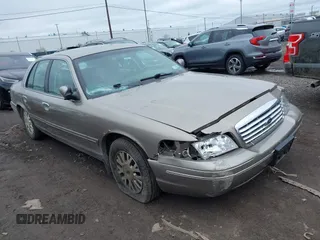 2003 Ford Crown Victoria LX z VIN 2FAFP74W13X120754, wystawiony jako IAAI lot #42212879 z przebiegiem 91 438 mil mil oraz . Historia ofert i sprzedaży dostępna na DreamBid. Obrazek 1.