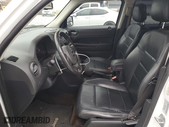 2014 Jeep Patriot Latitude z VIN 1C4NJPFA2ED928050, wystawiony jako Copart lot #50195295 z przebiegiem 130 437 mil mil oraz Szkoda całkowita • Salvage title. Historia ofert i sprzedaży dostępna na DreamBid. Obrazek 7.