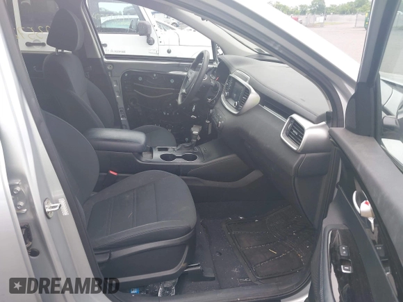 2020 Kia Sorento LX z VIN 5XYPG4A33LG680825, wystawiony jako IAAI lot #42357206 z przebiegiem 88 359 mil mil oraz . Historia ofert i sprzedaży dostępna na DreamBid. Obrazek 5.