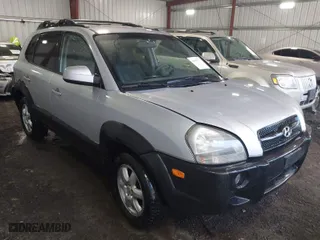 2008 Hyundai Tucson SE with VIN KM8JN12D38U772276, listed as a IAAI auction lot 41993237 with 180,390 mi miles. Bid and sale history available at carsss.com. Image 1.