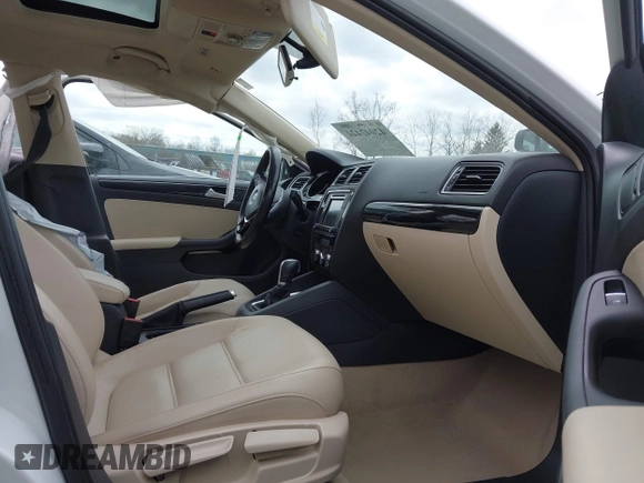 2016 Volkswagen Jetta Sedan 1.8T SEL with VIN 3VWL07AJXGM214382, listed as a IAAI auction lot 42042424 with 1 mi miles. Bid and sale history available at carsss.com. Image 5.
