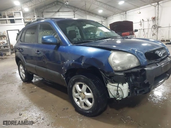 2005 Hyundai Tucson GLS with VIN KM8JN72D55U182689, listed as a IAAI auction lot 41512644 with 238,707 mi miles. Bid and sale history available at carsss.com. Image 1.