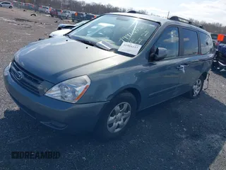 2008 Kia Sedona LX with VIN KNDMB233686204047, listed as a IAAI auction lot 41904157 with 123,700 mi miles. Bid and sale history available at carsss.com. Image 2.