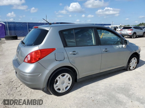2010 Nissan Versa S с VIN 3N1BC1CP4AL377422, выставлен на аукционе Copart как лот 63811855 с пробегом Не указан миль и Чистый • Clean title. История ставок и продаж доступна на DreamBid. Изображение 3.