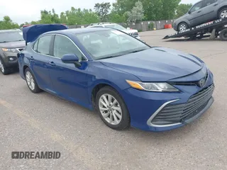 2024 Toyota Camry LE z VIN 4T1C11AK9RU209755, wystawiony jako IAAI lot #42402742 z przebiegiem 42 906 mil mil oraz . Historia ofert i sprzedaży dostępna na DreamBid. Obrazek 1.
