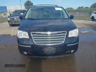 2010 Chrysler Town & Country Touring z VIN 2A4RR5D11AR281580, wystawiony jako IAAI lot #42149338 z przebiegiem 184 285 mil mil oraz . Historia ofert i sprzedaży dostępna na DreamBid. Obrazek 6.