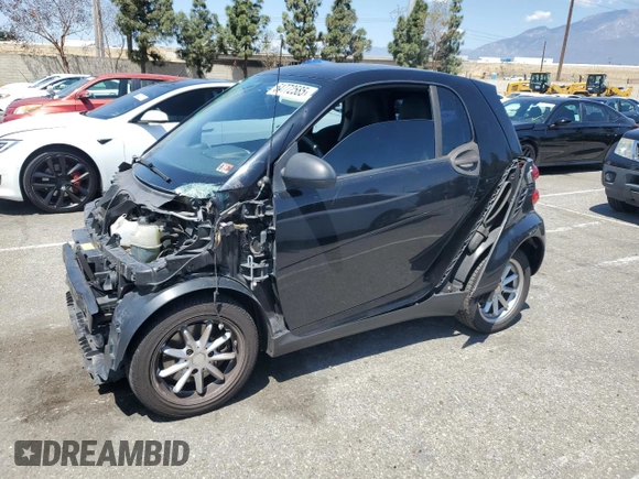 2009 Smart fortwo Pure z VIN WMEEJ31X79K272757, wystawiony jako Copart lot #54772585 z przebiegiem 100 977 mil mil oraz Szkoda całkowita • Salvage title. Historia ofert i sprzedaży dostępna na DreamBid. Obrazek 1.