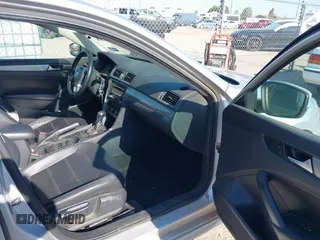 2014 Volkswagen Passat Wolfsburg Edition z VIN 1VWAS7A39EC068493, wystawiony jako IAAI lot #42225256 z przebiegiem 183 853 mil mil oraz . Historia ofert i sprzedaży dostępna na DreamBid. Obrazek 5.