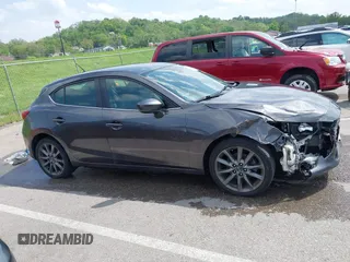 2018 Mazda 3 Touring z VIN 3MZBN1L35JM271525, wystawiony jako IAAI lot #42112552 z przebiegiem 107 299 mil mil oraz . Historia ofert i sprzedaży dostępna na DreamBid. Obrazek 13.