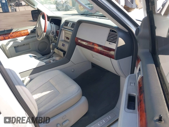 2004 Lincoln Navigator Luxury with VIN 5LMFU27R04LJ43817, listed as a IAAI auction lot 40891013 with 166,620 mi miles. Bid and sale history available at carsss.com. Image 5.