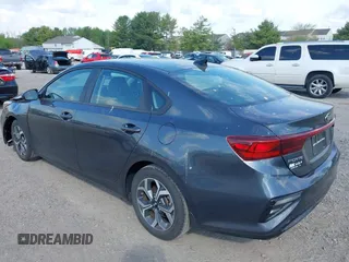 2021 Kia Forte LXS z VIN 3KPF24AD4ME326202, wystawiony jako IAAI lot #42160610 z przebiegiem 63 901 mil mil oraz . Historia ofert i sprzedaży dostępna na DreamBid. Obrazek 3.