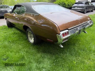 1972 Oldsmobile Cutlass z VIN 3F87H2G149401, wystawiony jako Copart lot #58824075 z przebiegiem 19 878 mil mil oraz Tytuł czysty. Historia ofert i sprzedaży dostępna na DreamBid. Obrazek 3.