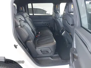 2024 Rivian R1S Adventure z VIN 7PDSGBBA4RN044260, wystawiony jako IAAI lot #41712342 z przebiegiem 7521 mil mil oraz . Historia ofert i sprzedaży dostępna na DreamBid. Obrazek 8.