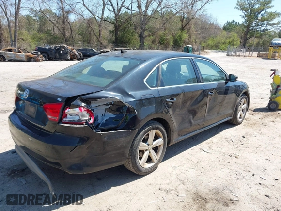 2013 Volkswagen Passat SE z VIN 1VWBP7A39DC094211, wystawiony jako IAAI lot #41894764 z przebiegiem 130 955 mil mil oraz . Historia ofert i sprzedaży dostępna na DreamBid. Obrazek 4.