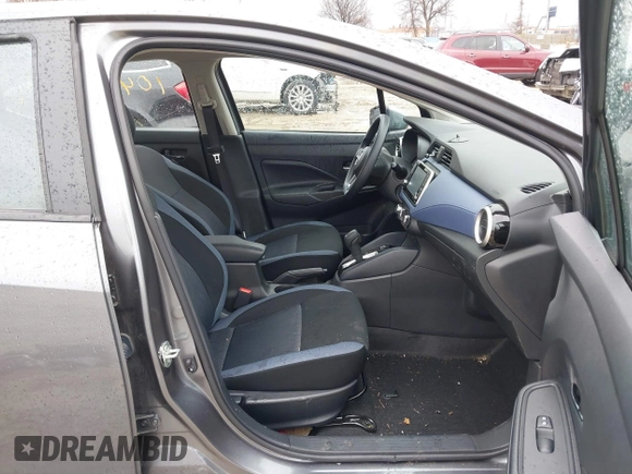 2024 Nissan Versa SV z VIN 3N1CN8EV7RL843827, wystawiony jako IAAI lot #41741043 z przebiegiem 9 062 mil mil oraz . Historia ofert i sprzedaży dostępna na DreamBid. Obrazek 5.