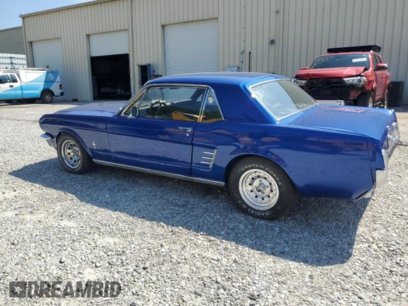 1966 Ford Mustang z VIN 6T07T251952, wystawiony jako Copart lot #54637135 z przebiegiem 94 937 mil mil oraz Czysty tytuł • Clean title. Historia ofert i sprzedaży dostępna na DreamBid. Obrazek 2.