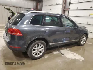 2013 Volkswagen Touareg Lux z VIN WVGEF9BP1DD003339, wystawiony jako Copart lot #58727705 z przebiegiem 143 919 mil mil oraz Nie do naprawy. Historia ofert i sprzedaży dostępna na DreamBid. Obrazek 3.