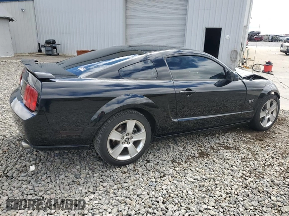 2006 Ford Mustang GT Deluxe z VIN 1ZVFT82H765214771, wystawiony jako Copart lot #56602605 z przebiegiem 125 315 mil mil oraz Szkoda całkowita • Salvage title. Historia ofert i sprzedaży dostępna na DreamBid. Obrazek 3.
