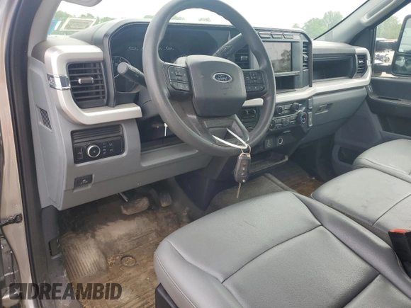 2024 Ford F-250 XL z VIN 1FTBF2BA2REE51567, wystawiony jako Copart lot #59839015 z przebiegiem 8 849 mil mil oraz Szkoda całkowita • Salvage title. Historia ofert i sprzedaży dostępna na DreamBid. Obrazek 8.