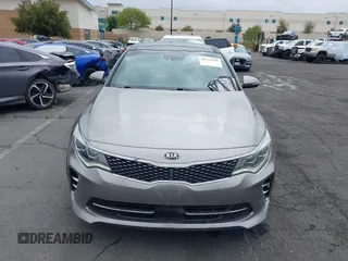 2017 Kia Optima SX Limited z VIN 5XXGV4L20HG169787, wystawiony jako IAAI lot #42194580 z przebiegiem 89 035 mil mil oraz . Historia ofert i sprzedaży dostępna na DreamBid. Obrazek 12.
