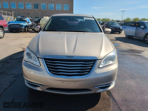 2014 Chrysler 200 Touring z VIN 1C3CCBBB7EN137644, wystawiony jako Copart lot #56254025 z przebiegiem 86 487 mil mil oraz Szkody całkowita. Historia ofert i sprzedaży dostępna na DreamBid. Obrazek 5.