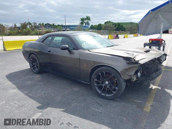 2016 Dodge Challenger R/T Scat Pack z VIN 2C3CDZFJ2GH254938, wystawiony jako IAAI lot #40888589 z przebiegiem 114 582 mil mil oraz . Historia ofert i sprzedaży dostępna na DreamBid. Obrazek 1.