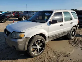 2007 Ford Escape XLS with VIN 1FMYU02Z07KB37338, listed as a Copart auction lot 83902704 with 326,105 mi miles and Salvage Title. Bid and sale history available at carsss.com. Image 1.