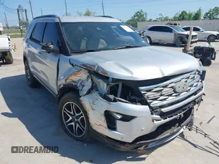 2018 Ford Explorer XLT z VIN 1FM5K7D87JGB43038, wystawiony jako IAAI lot #41978891 z przebiegiem 104 666 mil mil oraz . Historia ofert i sprzedaży dostępna na DreamBid. Obrazek 6.