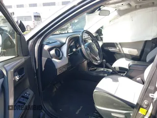2018 Toyota RAV4 XLE z VIN JTMWFREV4JJ168138, wystawiony jako IAAI lot #41845337 z przebiegiem 122 509 mil mil oraz . Historia ofert i sprzedaży dostępna na DreamBid. Obrazek 19.