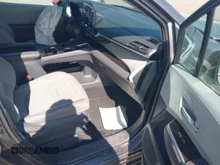 2021 Toyota Sienna LE z VIN 5TDKSKFCXMS031520, wystawiony jako IAAI lot #42080878 z przebiegiem 66 336 mil mil oraz . Historia ofert i sprzedaży dostępna na DreamBid. Obrazek 5.